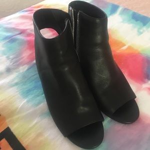 Steve Madden Black booties size 8